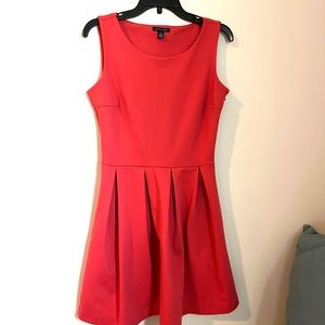 Sleeveless dress with pockets